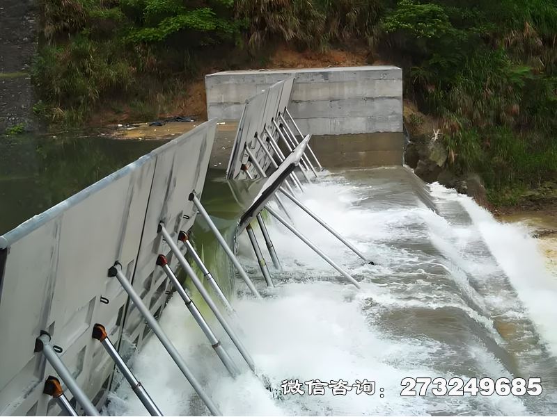 排涝站景观坝用于城市排涝与景观提升工程，由水务局、市政工程公司及园林部门采用。通过液压驱动实现坝体快速升降，汛期防洪、非汛期形成景观水面。钢制坝体耐污水腐蚀，支持防堵设计与自动化控制，显著提升城市排涝与景观综合效益。排涝站景观坝价格电话微信联系厂家。